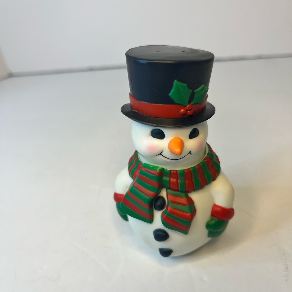 4” AVON TOP HAT SALT AND PEPPER SHAKER SET‎ GIFT COLLECTION SNOWMAN CHRISTMAS.